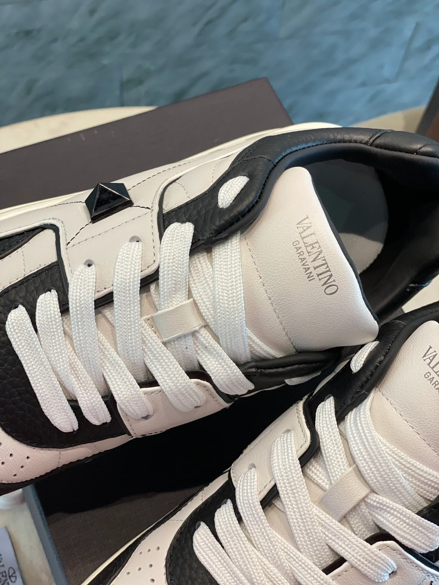 👟👟Ex-factory price 780👟👟 Valentino ONE STUD calfskin lace-up sneakers. Soft suede low-top sneakers, classic and versatile, couple's sneakers, special goods, worth buying! A pair of simple shoes with unique details will save you from the difficulty of dressing. OneStud sneakers, with quilted plaid and oversized rivets, create an eye-catching punk style and get rid of the heavy feeling of this season's clothing. U👟👟Ex-factory price raise calfskin derby shoes, with exquisite leather construction and simple silhouette, smooth lines set the tone of coolness, they are a versatile item in the wardrobe. There are more Valentino boutique shoes waiting for you to unlock! It’s time to get the shoes you’ve been coveting for a long time! Officially on sale 7,+++ - Seven straps, decorated with metallic rubber effect. Decoration on the back and tongue. Size 35-44.